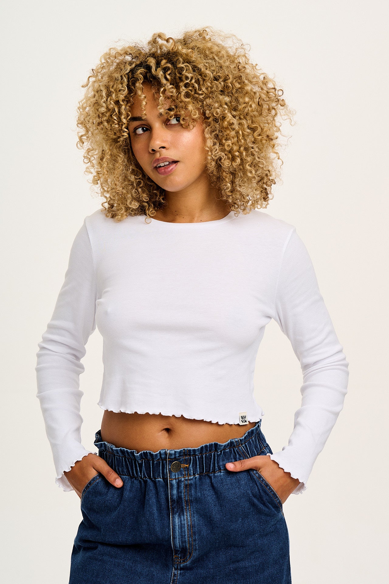 Hansel - Long Sleeve Cotton Crop Top in White