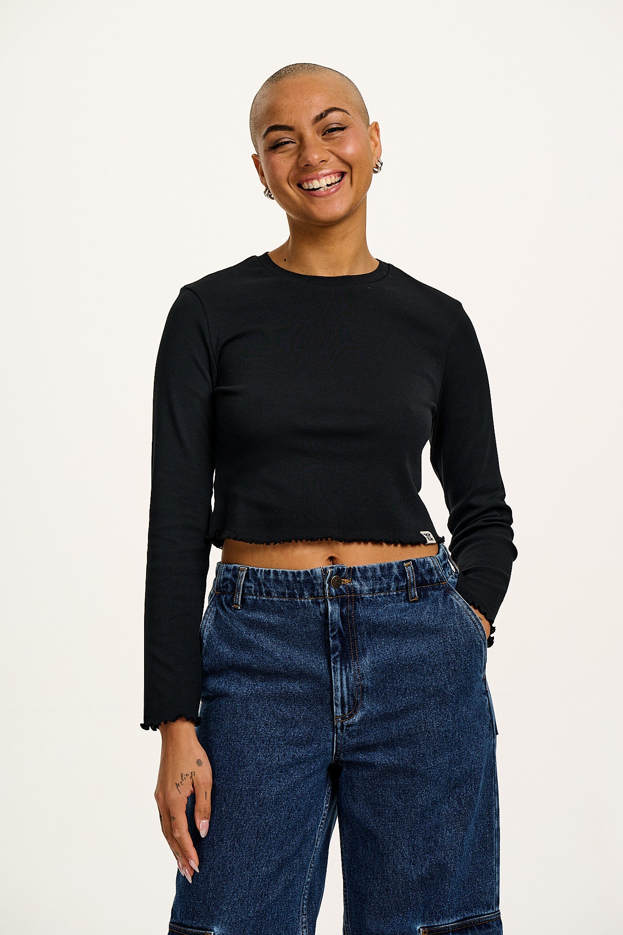 Hansel - Long Sleeve Cotton Crop Top in Top in Black